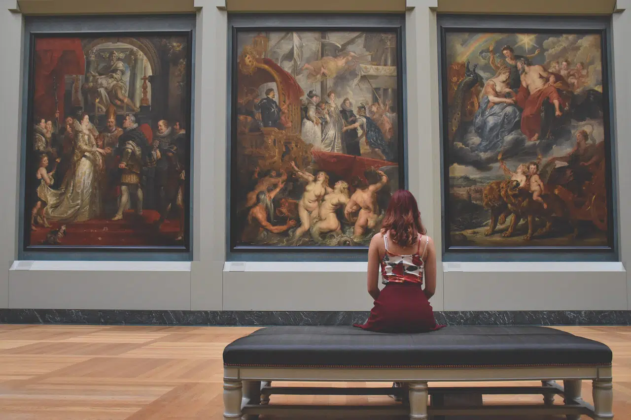 Pessoa no Louvre