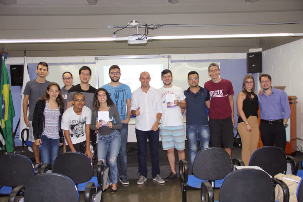 Prof. Renato Alves com alunos na Unesp