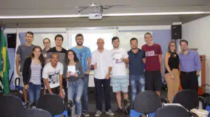 Prof. Renato Alves com alunos na Unesp