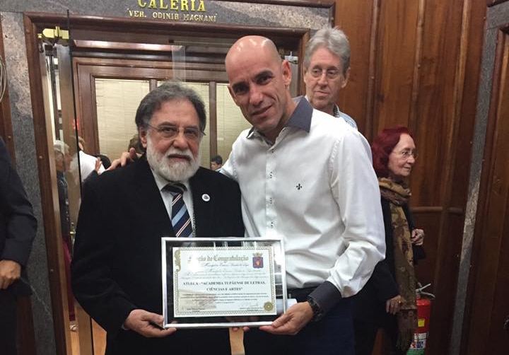 Livros Renato Alves recebendo certificado