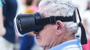 Imagem do post, Medo de tecnologia? Use a maturidade a seu favor! na imagem pode ser visto um pessoa mais velha com um óculos de realidade virtual