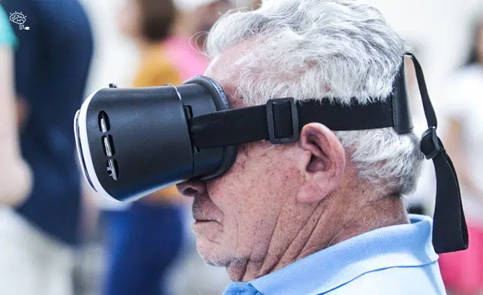 Imagem do post, Medo de tecnologia? Use a maturidade a seu favor! na imagem pode ser visto um pessoa mais velha com um óculos de realidade virtual