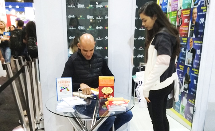 Renato Alves autografando um livro para uma leitora