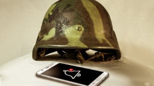 Imagem do post A terceira guerra mundial será o cérebro vs informações: Na imagem pode ser visto um capacete e um celular para mostrar a ideia do título