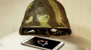 Imagem do post A terceira guerra mundial será o cérebro vs informações: Na imagem pode ser visto um capacete e um celular para mostrar a ideia do título
