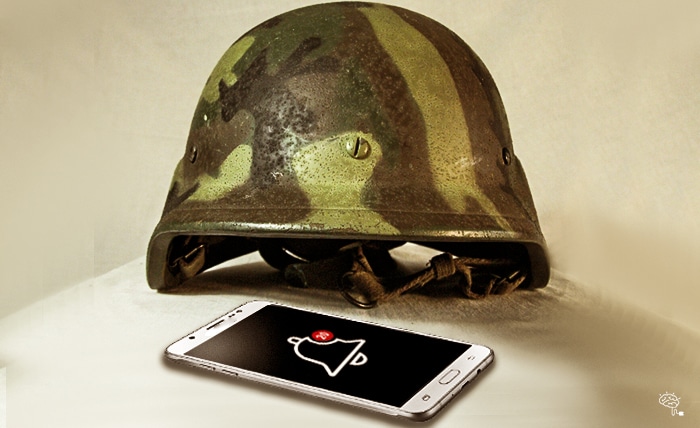 Imagem do post A terceira guerra mundial será o cérebro vs informações: Na imagem pode ser visto um capacete e um celular para mostrar a ideia do título