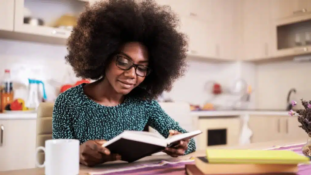 Mulher de óculos lendo livro para aumentar inteligência