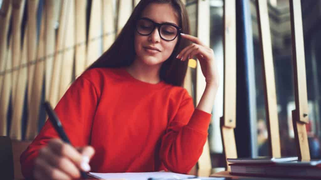 Mulher lendo para melhorar sua memorização