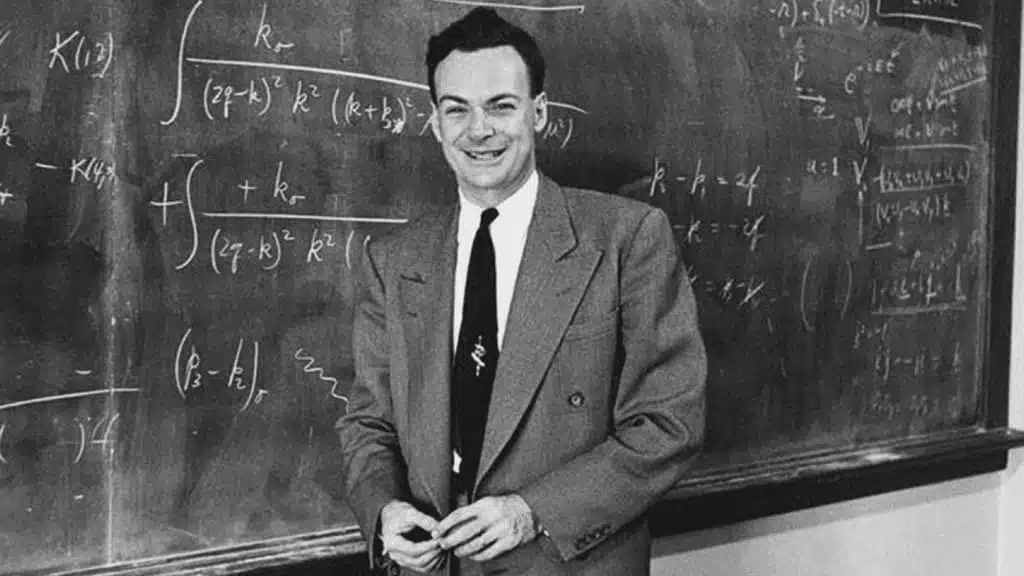 Feynnam em frente a uma lousa ensinando sua técnica