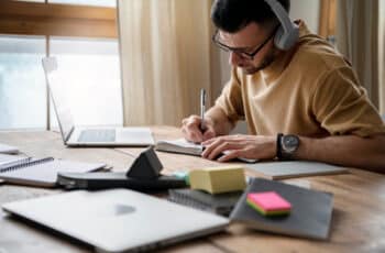 jovem escrevendo estudando para concurso