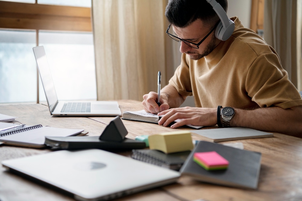 jovem escrevendo estudando para concurso