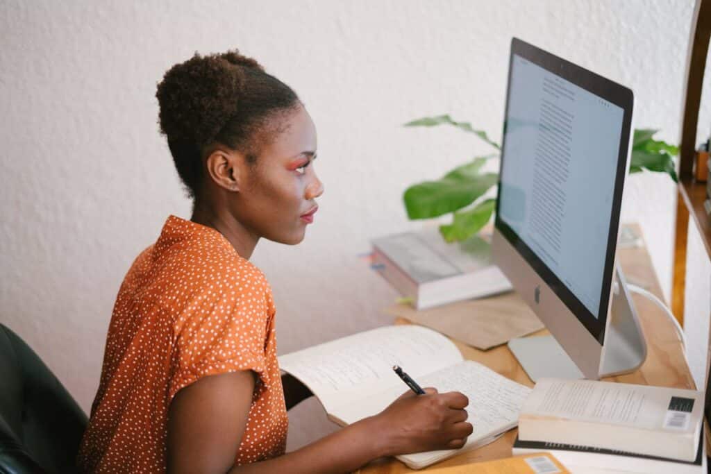 Mulher lendo representa como se concentrar nos estudos para concursos