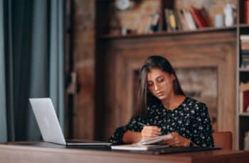 Mulher com livros em seus estudos para concursos