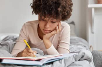 Mulher estudando com técnicas de concentração