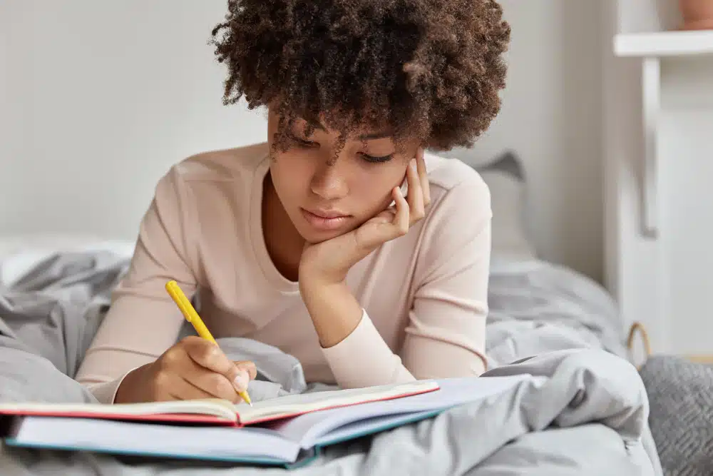 Mulher estudando com técnicas de concentração