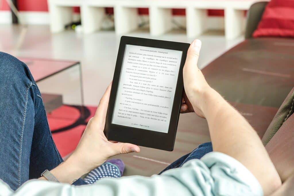 Homem lendo em kindle treinando técnicas de leitura