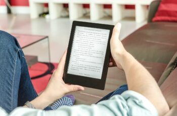 Homem lendo em kindle treinando técnicas de leitura